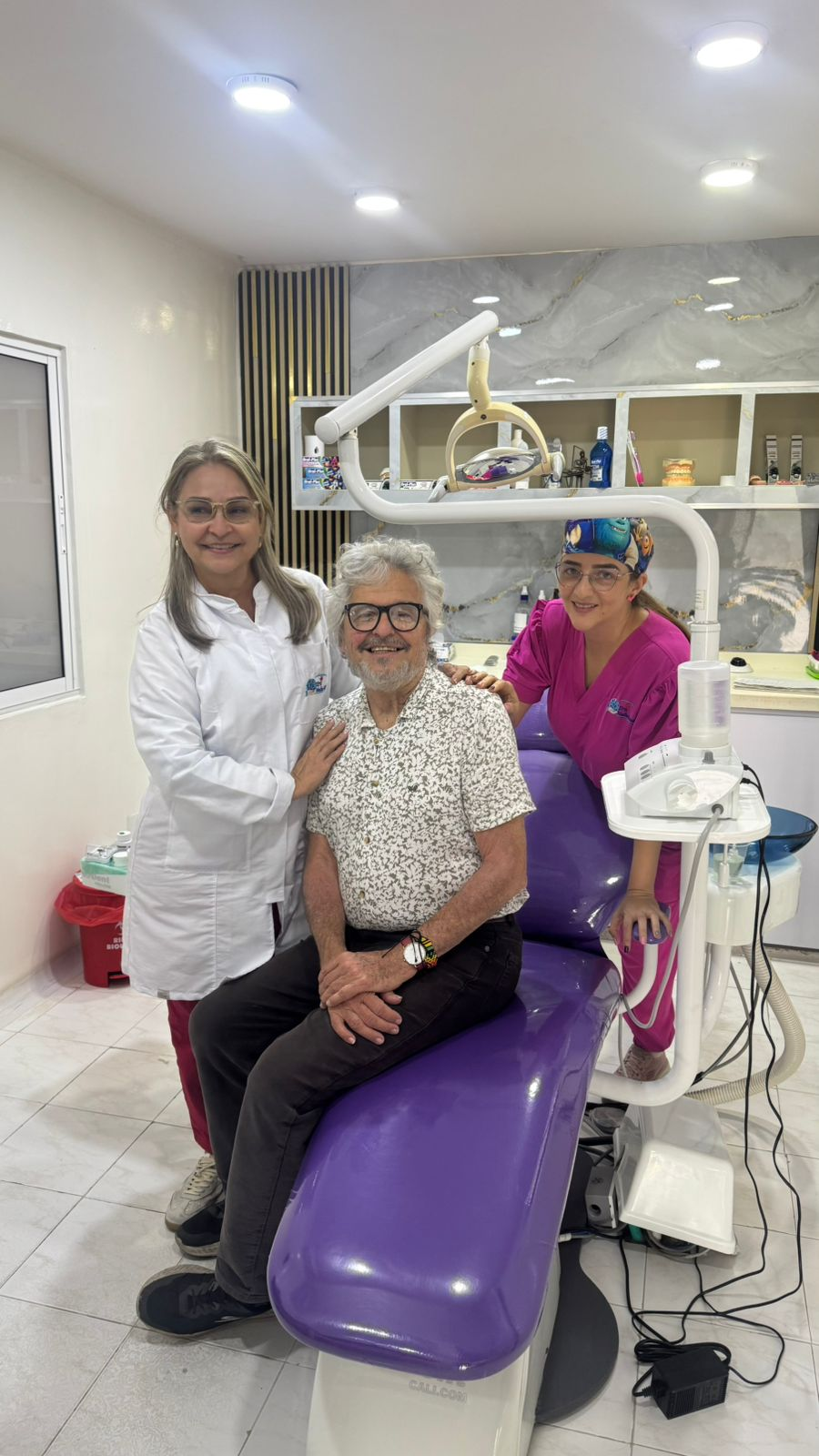 Paciente acompañado por el equipo de odontología en el consultorio
